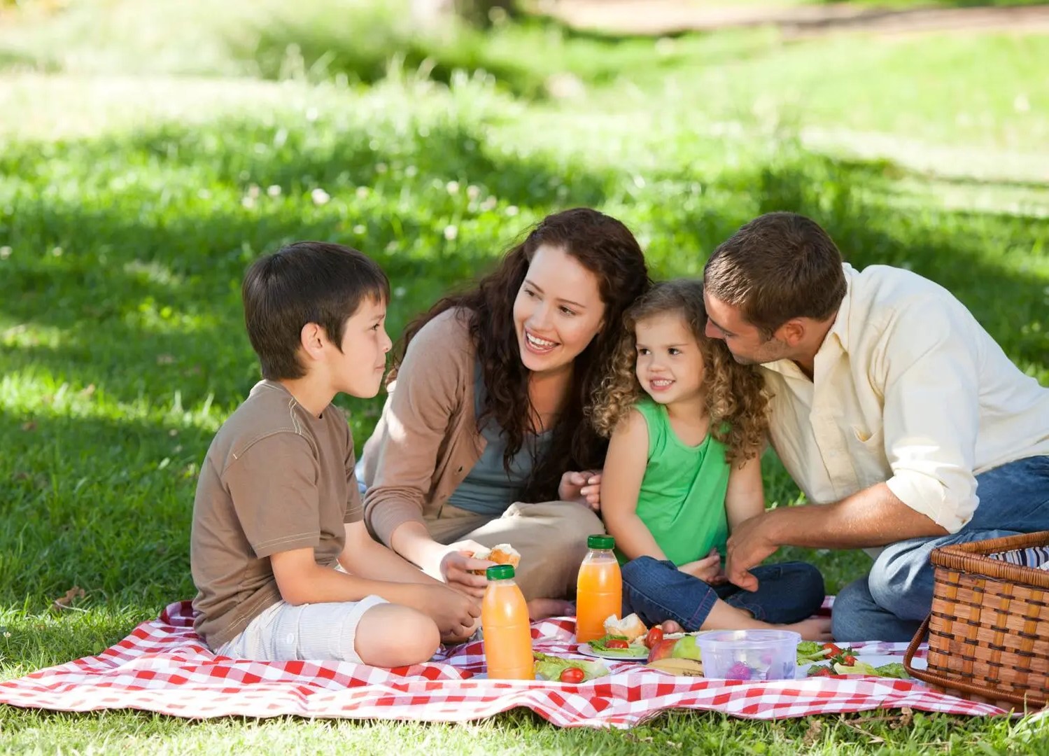 Imagen familia en casa jumbo